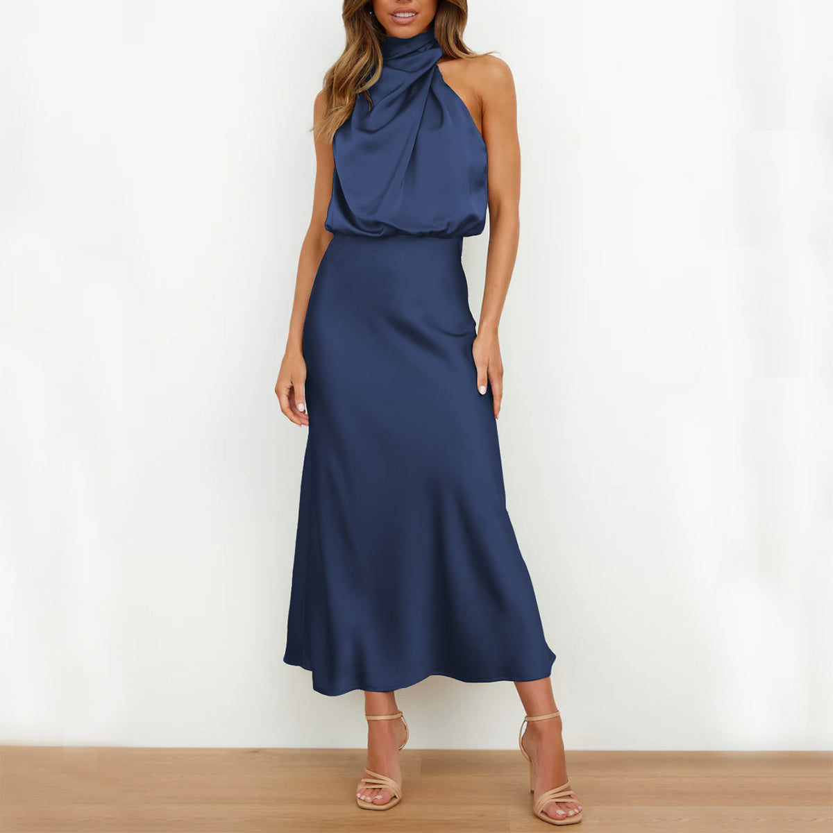 Robe longue satinée beige Élégance minimaliste et allure sophistiquée
