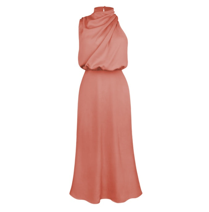 Robe longue satinée beige Élégance minimaliste et allure sophistiquée