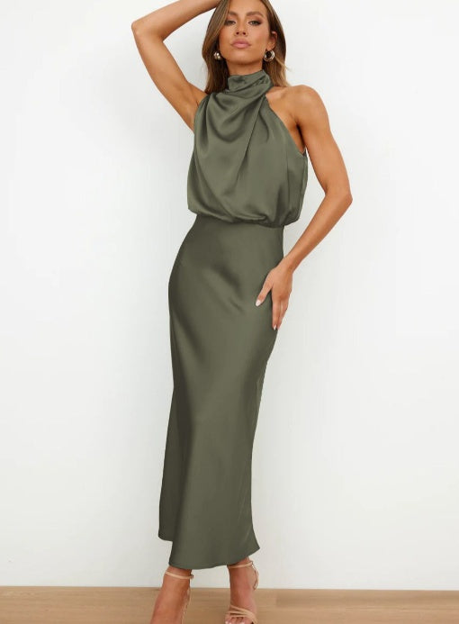 Robe longue satinée beige Élégance minimaliste et allure sophistiquée