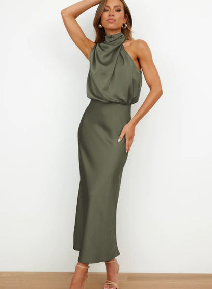 Robe longue satinée beige Élégance minimaliste et allure sophistiquée