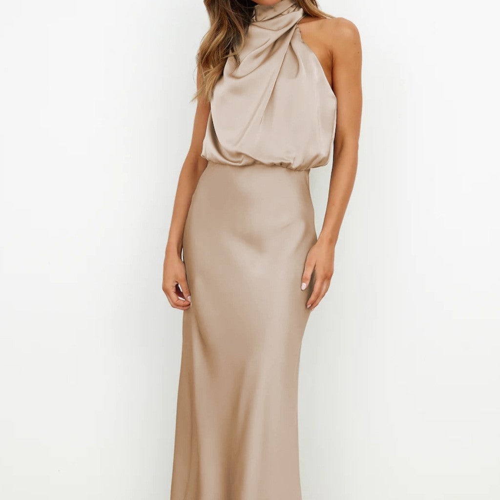 Robe longue satinée beige Élégance minimaliste et allure sophistiquée