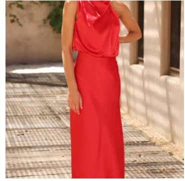 Robe longue satinée beige Élégance minimaliste et allure sophistiquée