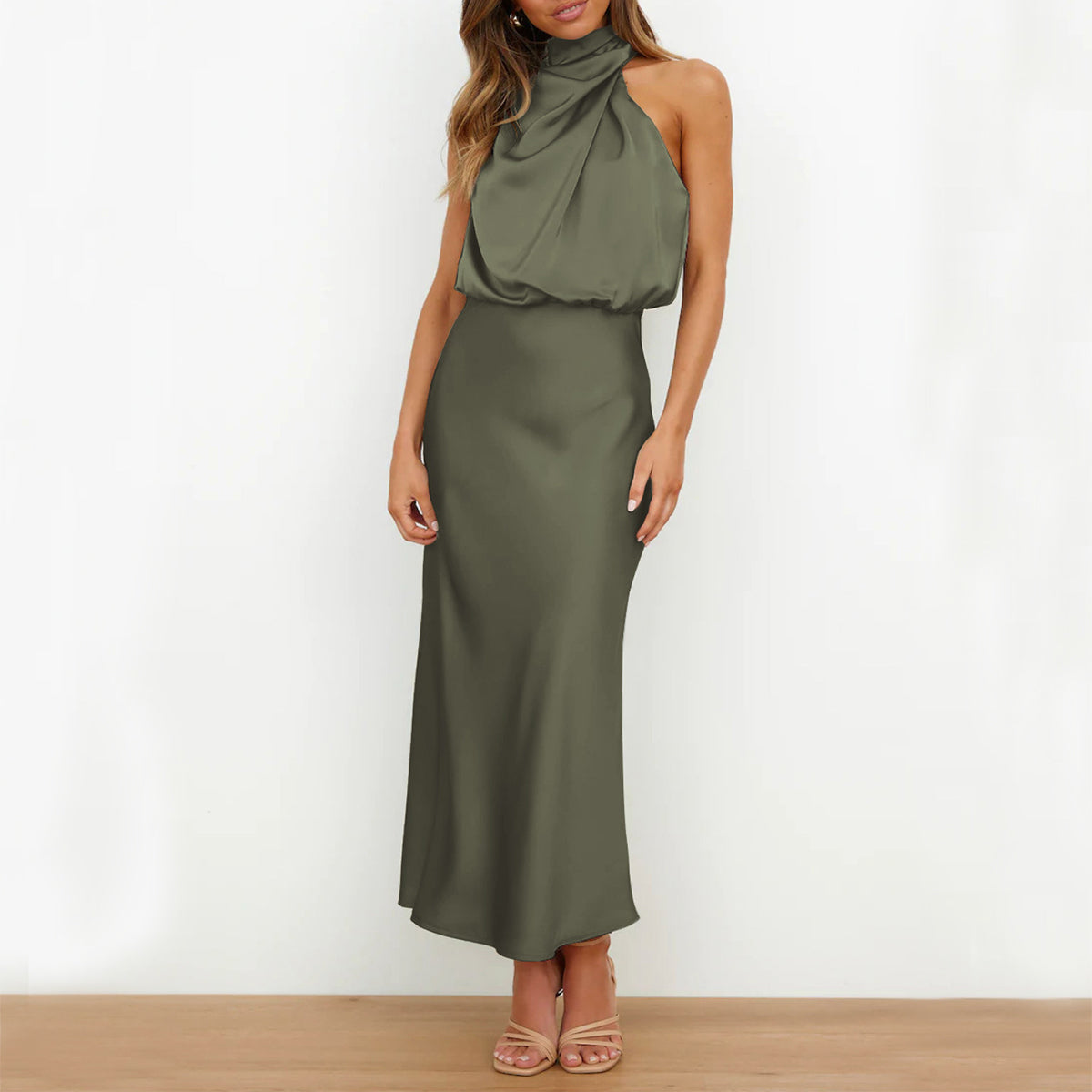 Robe longue satinée beige Élégance minimaliste et allure sophistiquée