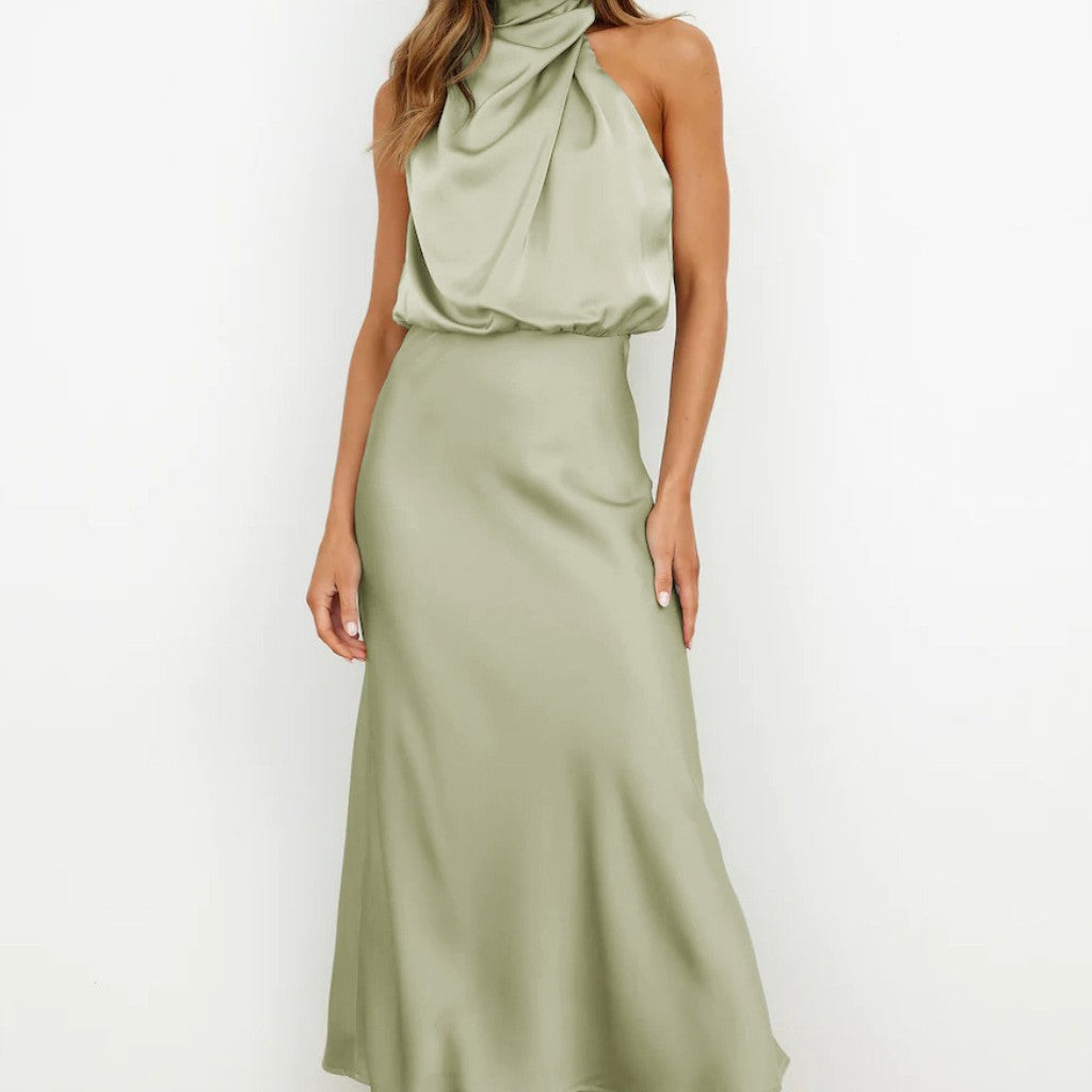 Robe longue satinée beige Élégance minimaliste et allure sophistiquée