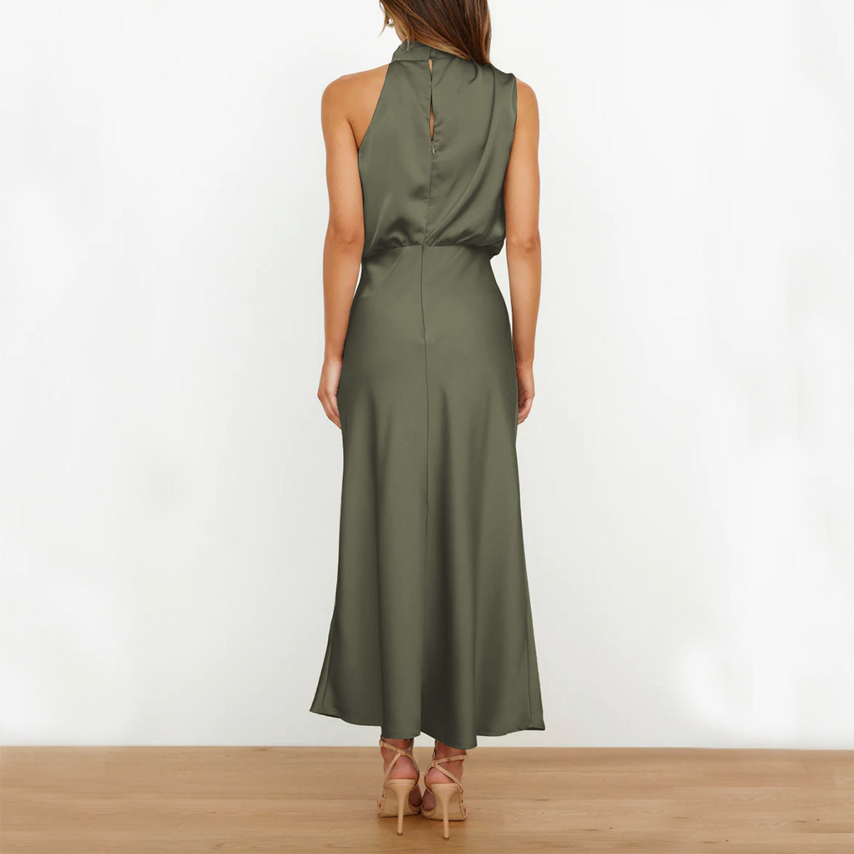 Robe longue satinée beige Élégance minimaliste et allure sophistiquée