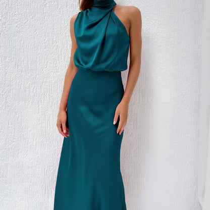 Robe longue satinée beige Élégance minimaliste et allure sophistiquée