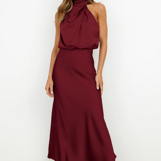Robe longue satinée beige Élégance minimaliste et allure sophistiquée