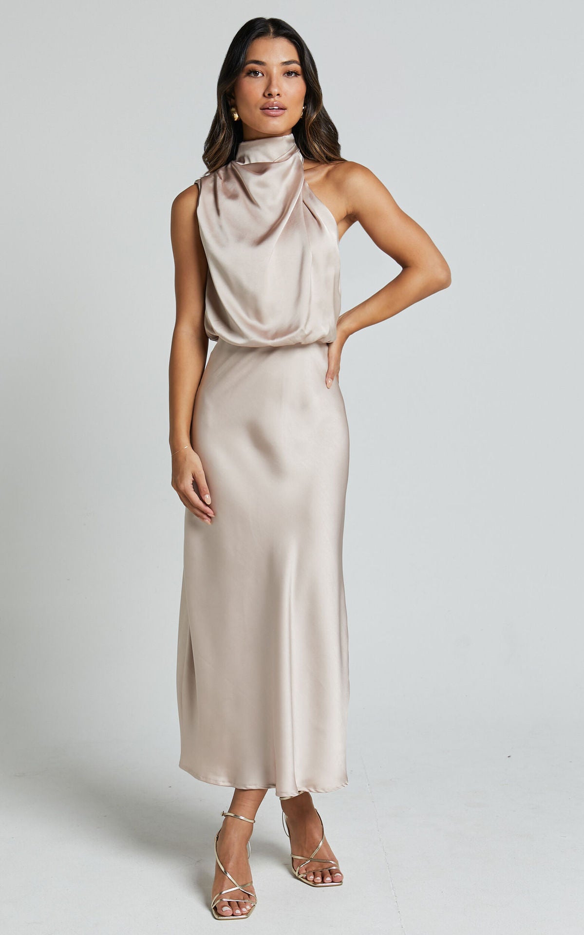 Robe longue satinée beige Élégance minimaliste et allure sophistiquée