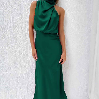 Robe longue satinée beige Élégance minimaliste et allure sophistiquée