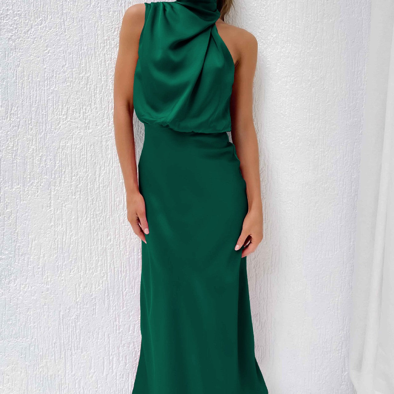 Robe longue satinée beige Élégance minimaliste et allure sophistiquée